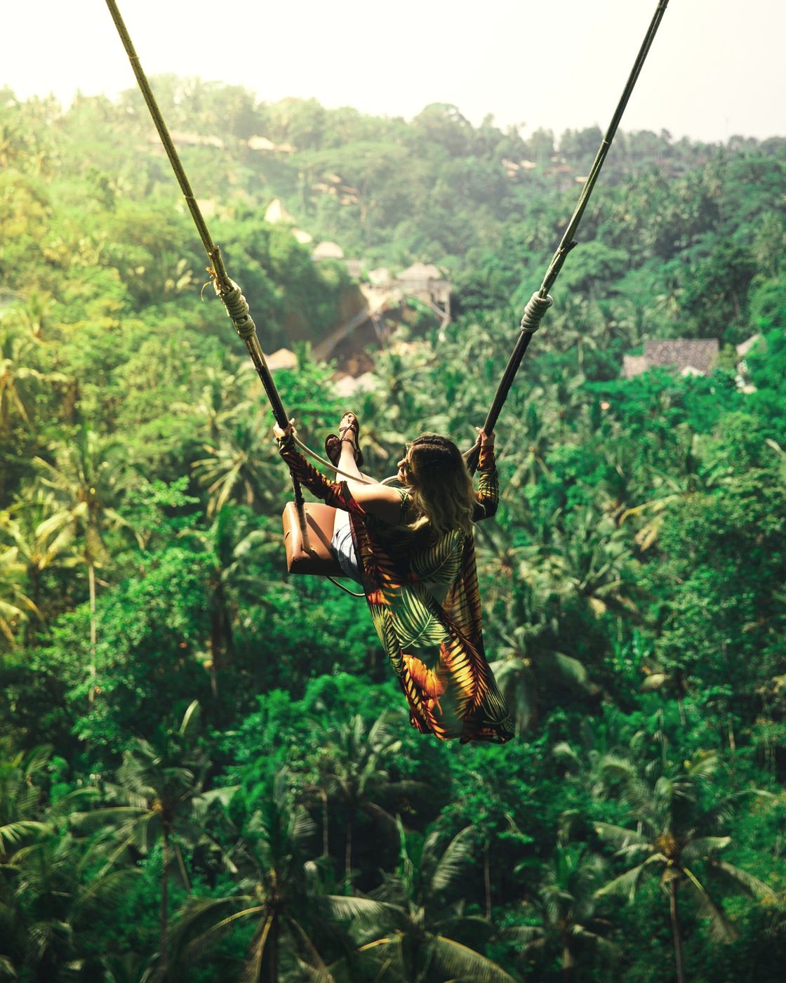 Balançoire au-dessus de la jungle, à Bali