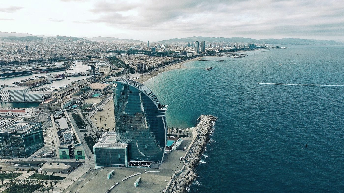 L’hôtel W et le front de mer de Barcelone, vue aérienne