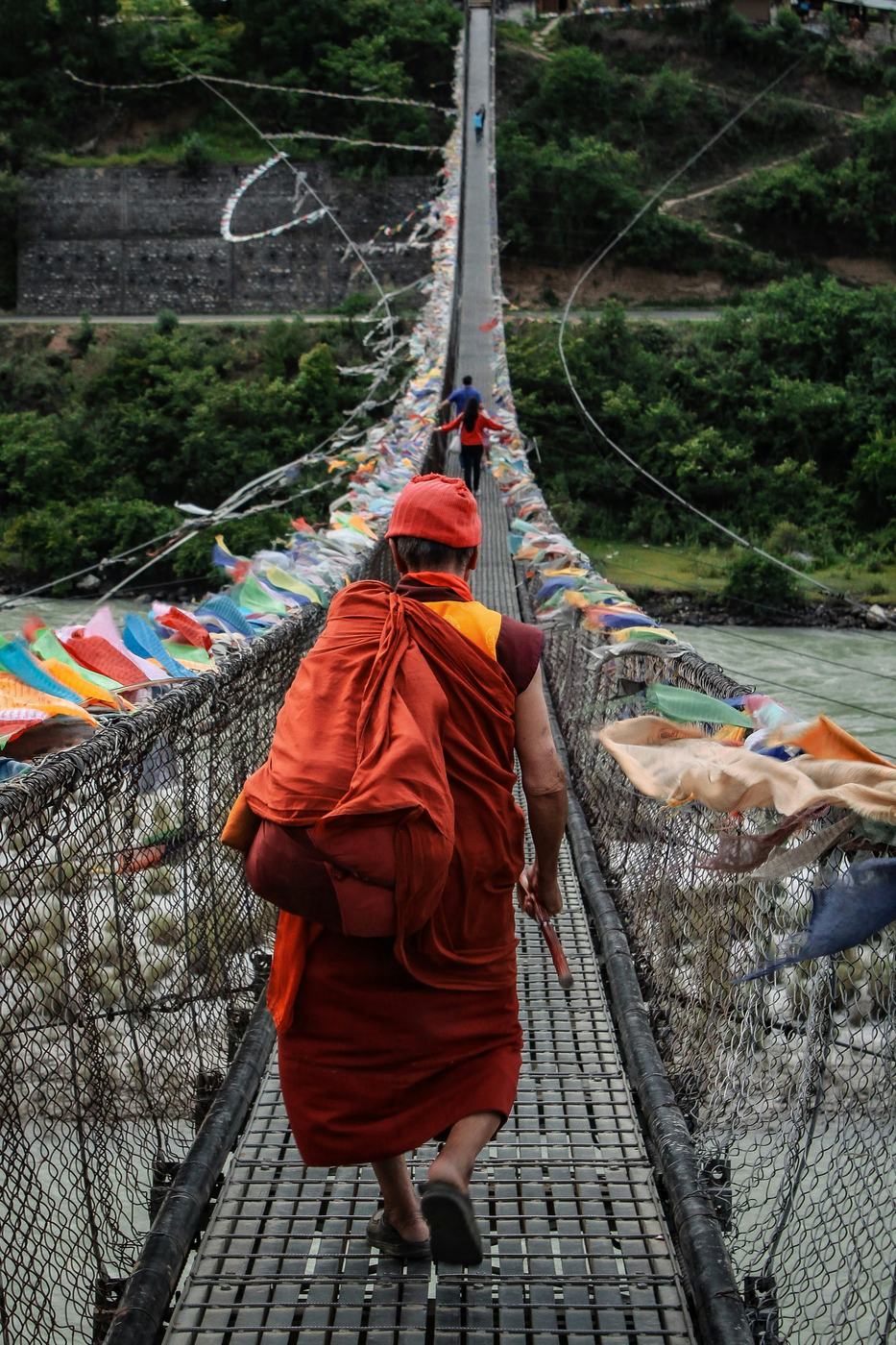Pont suspendu et drapeaux de prière, Himalaya