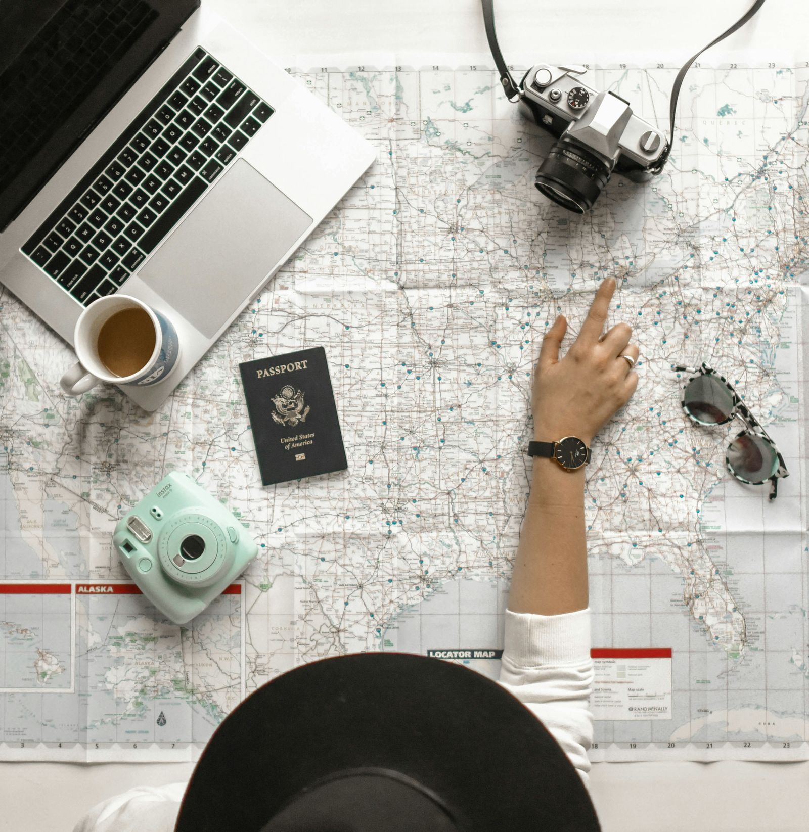 Préparer un voyage : carte, passeport, appareil photo