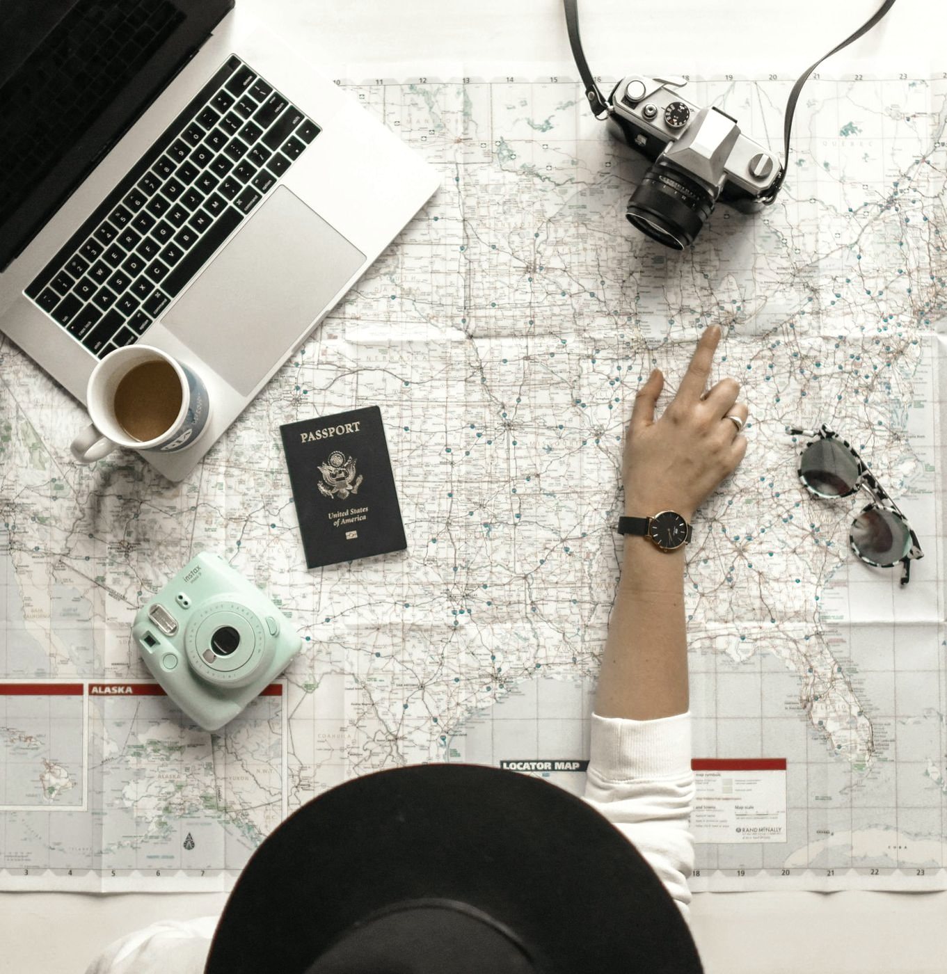 Carte, passeport et carnet sur une table de travail