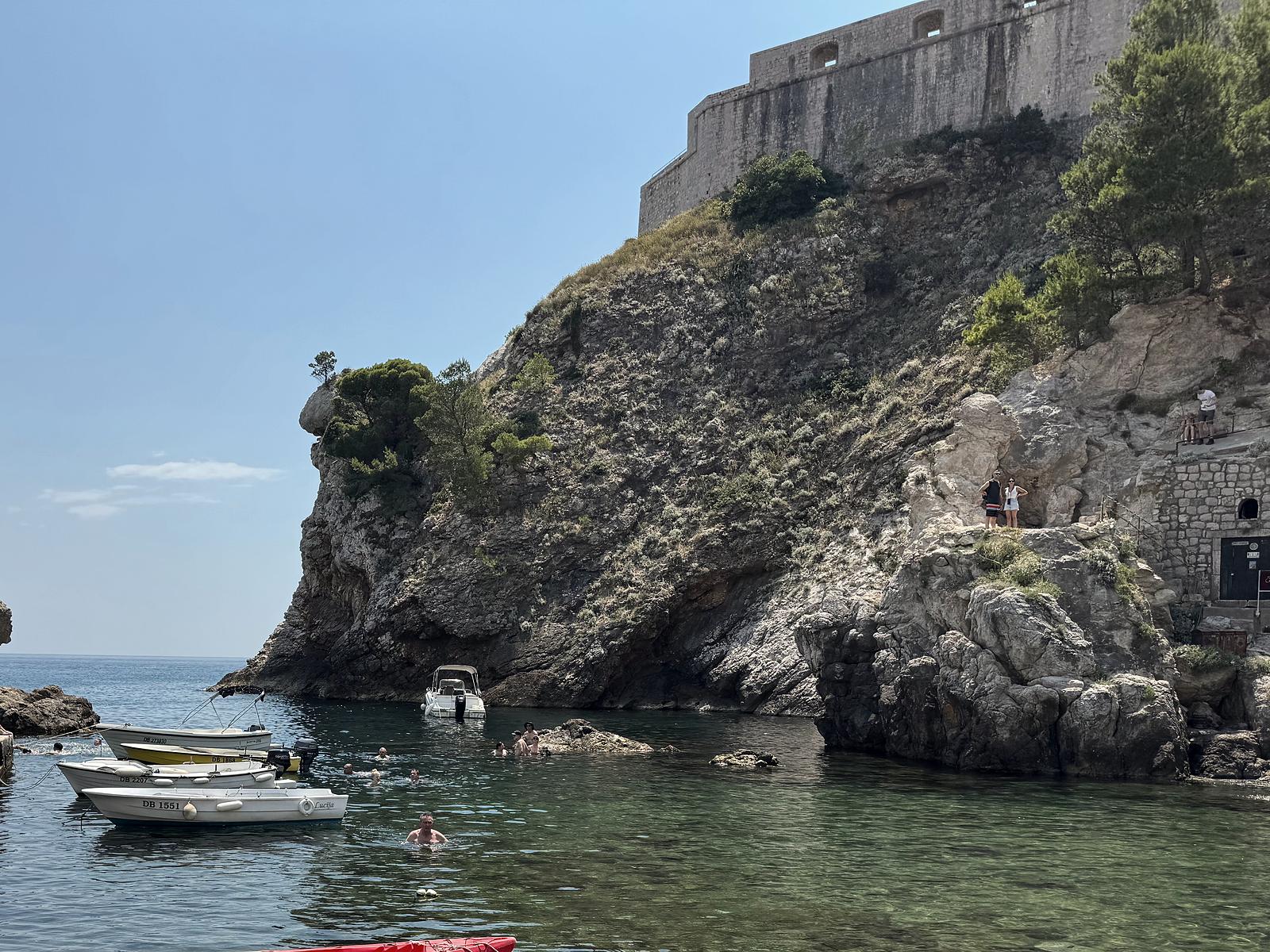 Falaise et forteresse au-dessus d’une crique aux eaux claires, à Dubrovnik (Croatie)