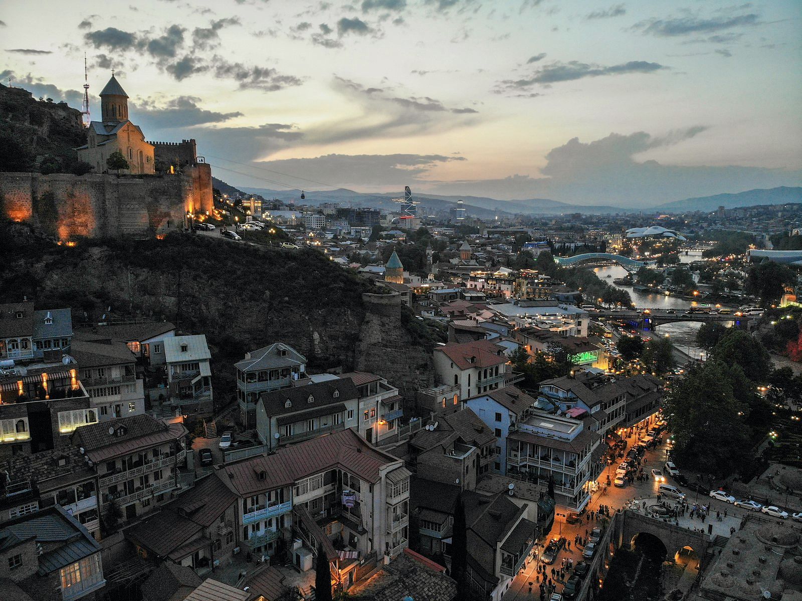 La vieille ville de Tbilissi et la forteresse de Narikala à la tombée du jour, Géorgie