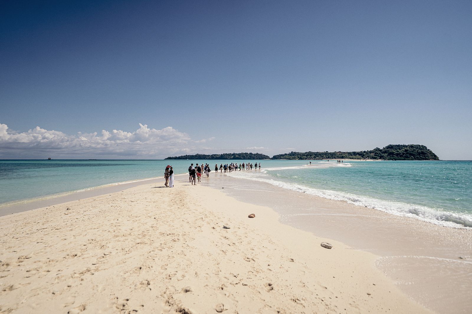Un groupe sur une langue de sable, à Nosy Be (Madagascar)