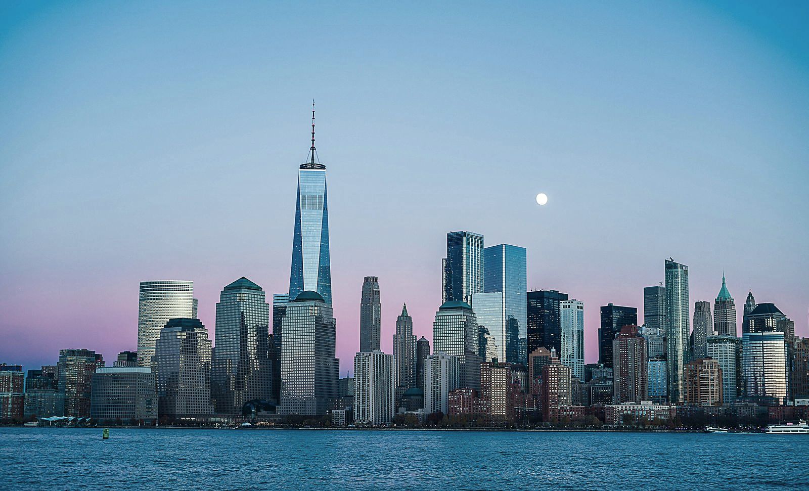 Manhattan et ses gratte-ciel à la tombée du jour, New York