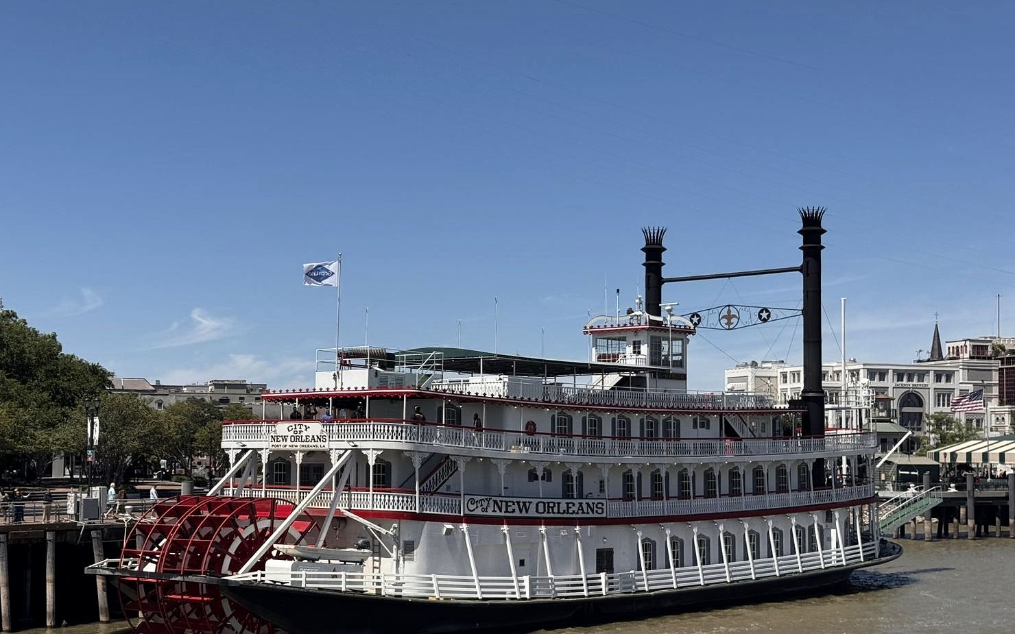 Bateau à roue à quai sur le Mississippi, à La Nouvelle-Orléans